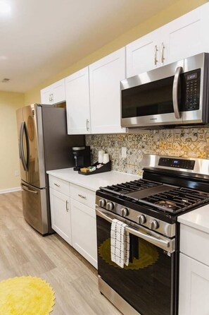 Fridge, microwave, stovetop, dishwasher