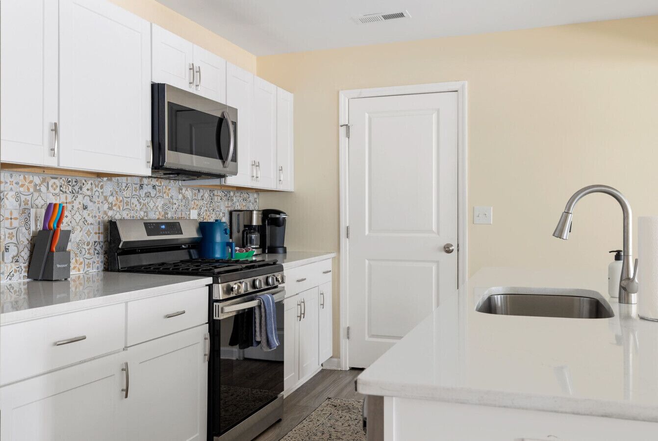 Kjøleskap, mikrobølgeovn, kokeplater og oppvaskmaskin