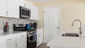 Kjøleskap, mikrobølgeovn, kokeplater og oppvaskmaskin