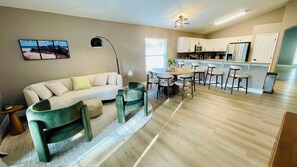 TV - Highlands Reserve - fully renovated, ultra-modern 4-bedroom, 2-bathroom villa. (Davenport)