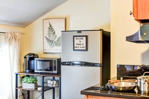 Een koelkast, een magnetron, een kookplaat