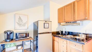 Fridge, microwave, stovetop, coffee/tea maker