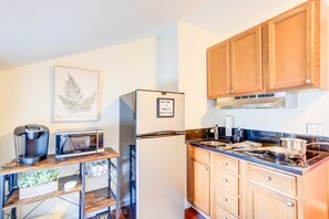 Fridge, microwave, stovetop, coffee/tea maker