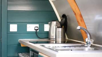 Wasserkocher mit Kaffee-/Teezubehör, Kühlschrank, Mikrowelle, Herdplatte