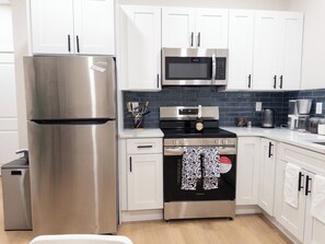 Microondas, horno y placa de cocina