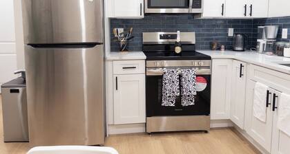 Modern 1BR in Central Philly Near Hospitals, Parks, WiFi + Housekeeping