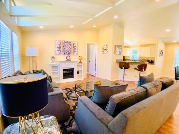 Smart TV - Sunmist Estate, Temecula: Luxury Wedding & Retreat 4b 10P (Temecula)