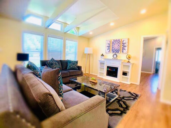 Smart TV - Sunmist Estate, Temecula: Luxury Wedding & Retreat 4b 10P (Temecula)