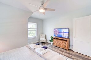 2 quartos, escrivaninha, ferros/tábuas de passar roupa, berço de viagem