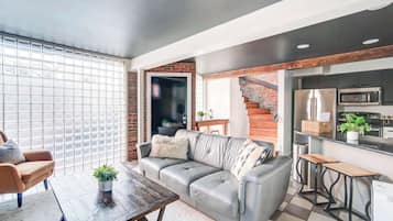 Una televisión, videojuegos, una oficina