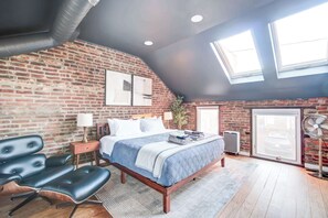 1 slaapkamer, een bureau, een strijkplank/strijkijzer, reisbedje