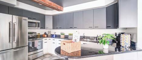 Refrigerador, microondas, horno y parrilla de estufa