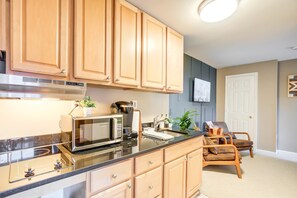 Køleskab, mikrobølgeovn, kogeplade, kaffe-/temaskine