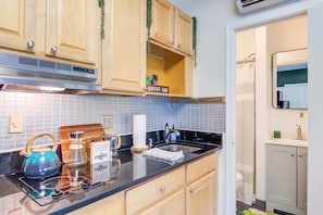 Réfrigérateur, micro-ondes, plaque de cuisson, cafetière/bouilloire
