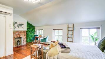 Schreibtisch, Bügeleisen/Bügelbrett, Reisekinderbett, WLAN