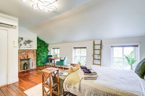 Desk, iron/ironing board, travel crib, WiFi - OLD TOWN Nature Oasis! Block 2 King! 99 Walk Score (Alexandria)