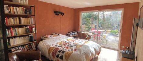 5 bedrooms, iron/ironing board, bed sheets