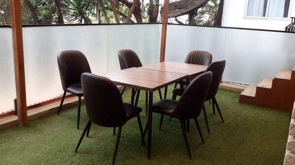 Single Room, City View | Living area