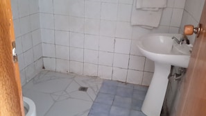 Single Room, City View | Bathroom