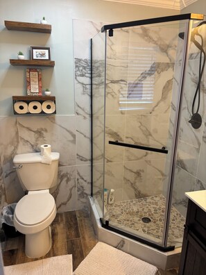 Dusche, Haartrockner, Handtücher, Seife