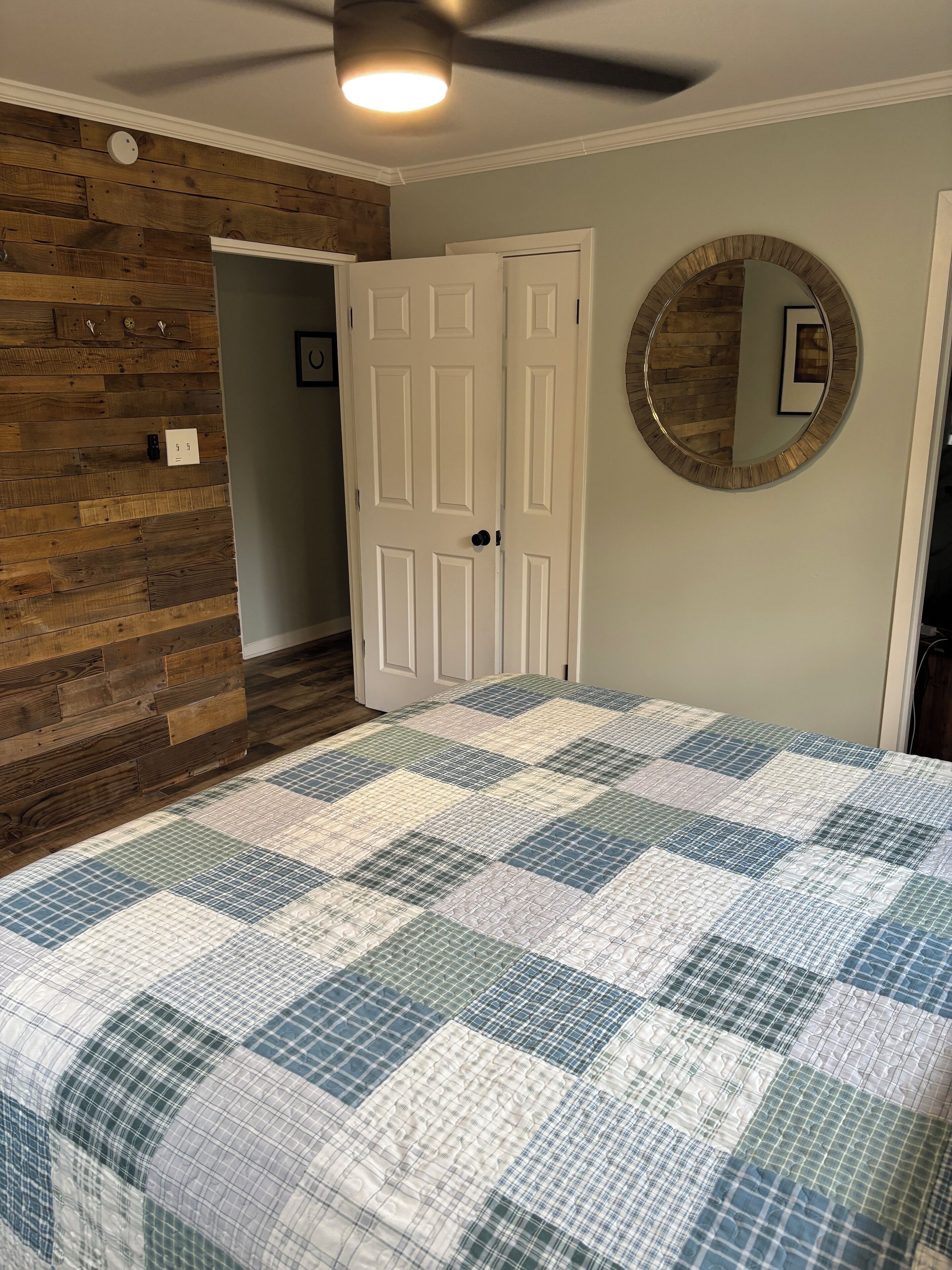 4 bedrooms, desk, iron/ironing board, free WiFi