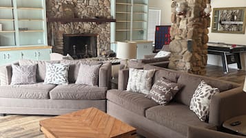 Chimenea y monitor de computadora