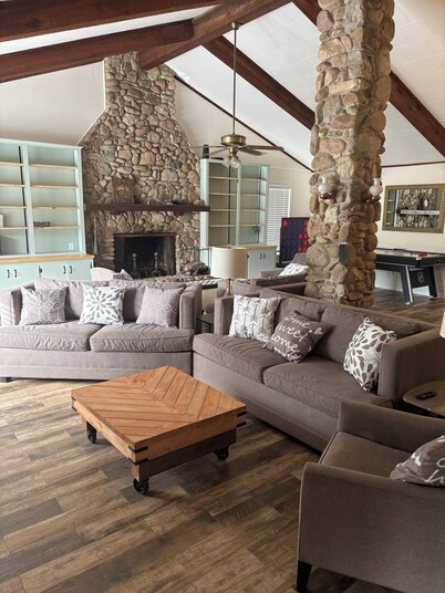 Country Home, 4 Bed, 3.5 Bath, Pet Friendly