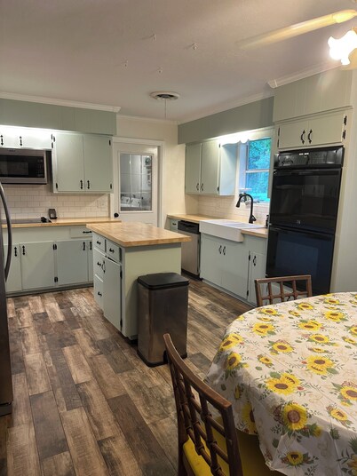Country Home, 4 Bed, 3.5 Bath, Pet Friendly