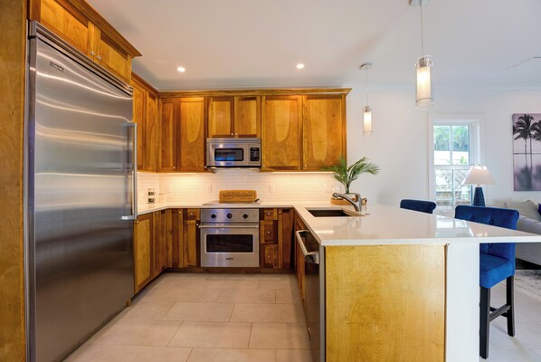 Réfrigérateur, micro-ondes, four, plaque de cuisson