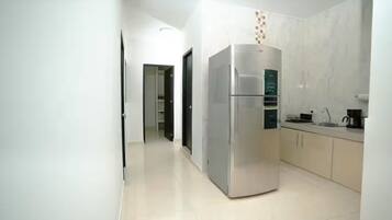 Een magnetron, een kookplaat, een koffiezetapparaat/waterkoker