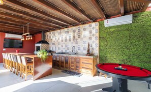 شقة بتجهيزات أساسية | تناول الطعام بالخارج