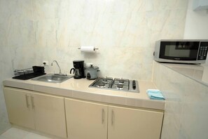 Mikrowelle, Herdplatte, Wasserkocher mit Kaffee-/Teezubehör, Toaster