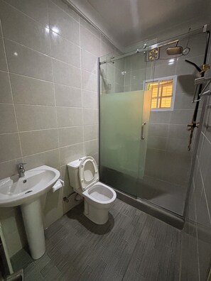 Douche, serviettes fournies, papier toilette