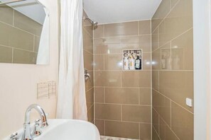 Towels, soap, shampoo, toilet paper - Guests suite-Centrally located for Extended stays! (Washington)