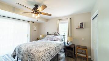 3 bedrooms, desk, iron/ironing board, free WiFi