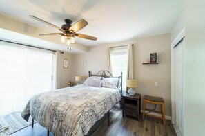 3 bedrooms, desk, iron/ironing board, free WiFi - Moab–Telluride Stay.  Pets • RVs • Group Friendly (Naturita)