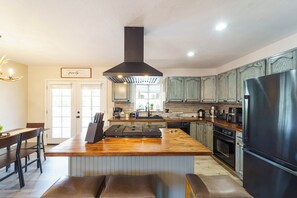 Fridge, microwave, oven, stovetop - Moab–Telluride Stay.  Pets • RVs • Group Friendly (Naturita)