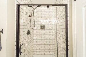 Douche, sèche-cheveux, serviettes fournies, savon