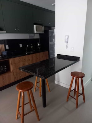Micro-ondes, four, plaque de cuisson, lave-vaisselle