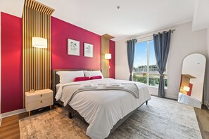 1 bedroom, iron/ironing board, WiFi, bed sheets - Deluxe 1-bedroom in charming Marina del Rey with Pool, Parking & GYM (Marina del Rey)