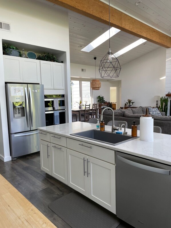 Micro-ondes, four, plaque de cuisson, lave-vaisselle