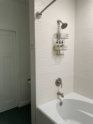 Haartrockner, Handtücher, Seife, Toilettenpapier