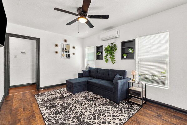 Living area - Cozy Duplex Near Downtown & Riverwalk - 102 (San Antonio)