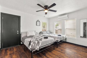 1 bedroom, iron/ironing board, WiFi, bed sheets - Cozy Duplex Near Downtown & Riverwalk - 102 (San Antonio)