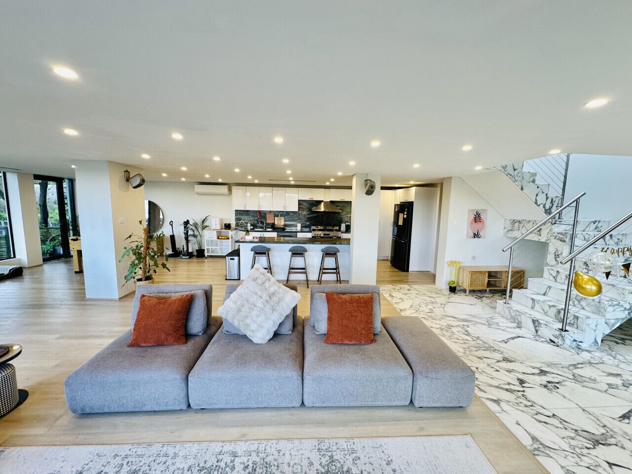 Älytelevisio, videopelejä, pöytäjalkapallopöytä, kirjoja