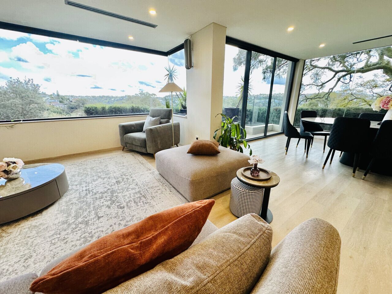 Smart-tv, tv-spel, bordsfotboll och böcker