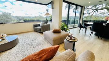 Smart-TV, Videospiele, Tischfußball, Bücher