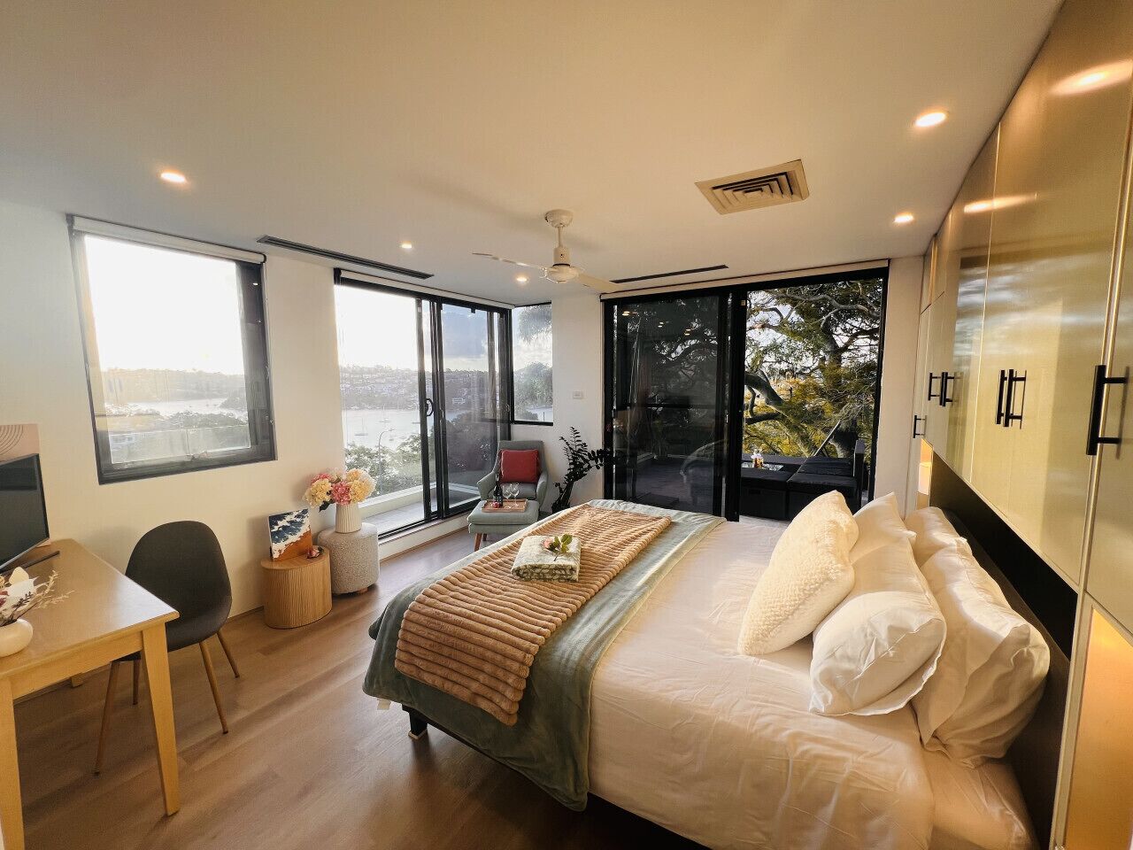 6 makuuhuonetta, työpöytä, silitysrauta/-lauta, vauvan matkasänky