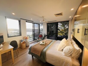 6 عدّة غرف نوم ومكتب ومكواة/لوح كي وسرير سفر