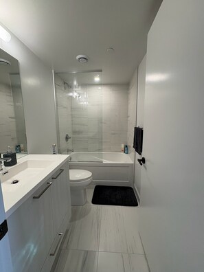Haartrockner, Handtücher, Seife, Toilettenpapier